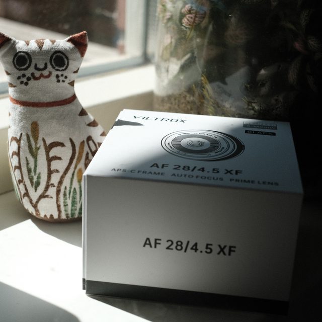I have a new lens! The cat figurine really does a good job of showing just how much joy it brings me. 😀
Actually a lot of people have that one here on Glass. Early birthday present for myself. 😁