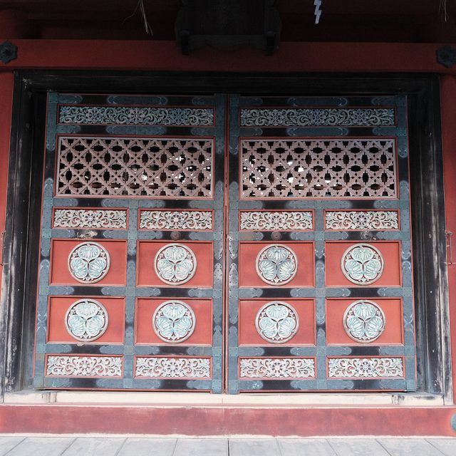 sometimes, it's also a blessing if you come to a shrine after it is closed. look at this beautiful door. I love the red of shinto shrines.
Osaki jinja Shrine, Kanazawa