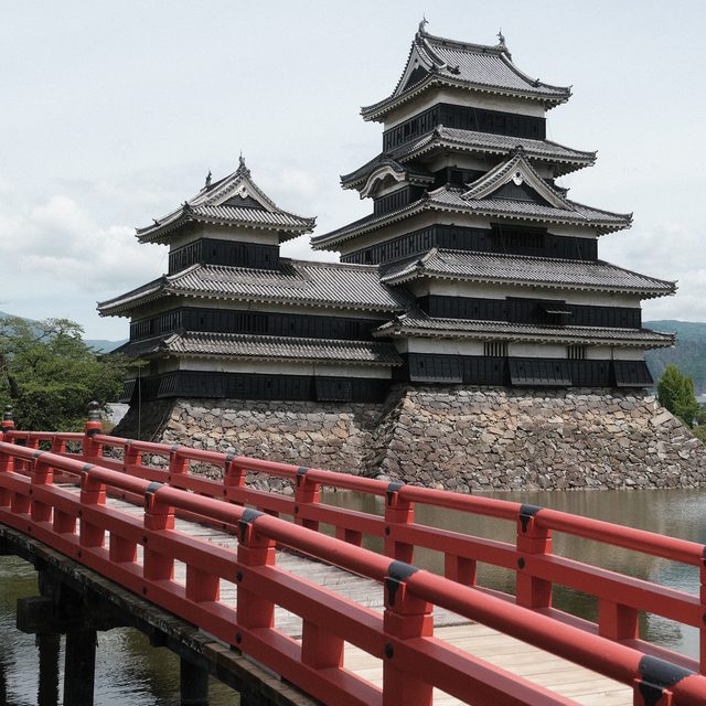 The black castle of Matsumoto with it's iconic red bridge in front.
Matsumoto