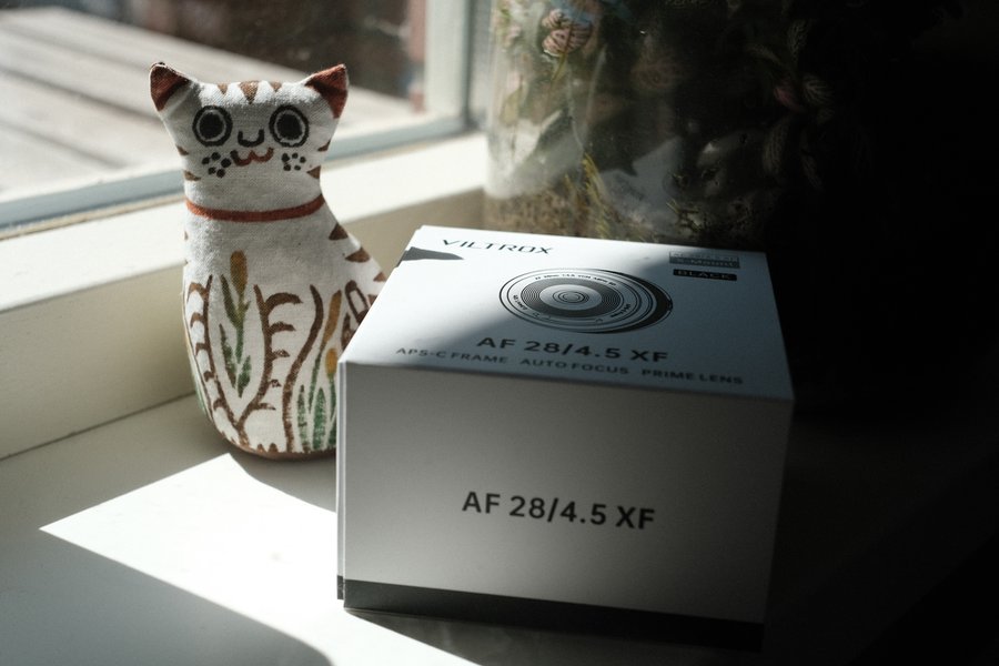 I have a new lens! The cat figurine really does a good job of showing just how much joy it brings me. 😀 Actually a lot of people have that one here on Glass. Early birthday present for myself. 😁