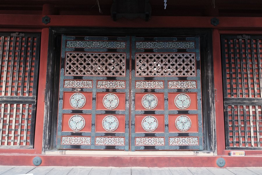 sometimes, it's also a blessing if you come to a shrine after it is closed. look at this beautiful door. I love the red of shinto shrines. Osaki jinja Shrine, Kanazawa